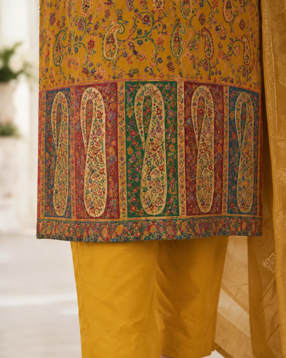 Sunehri Paisley Dola Silk Kurta Set